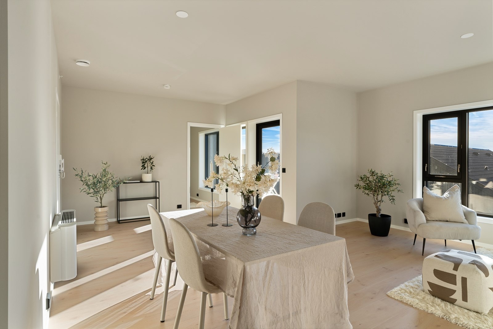 Leilighetens stue fremstår som lys og trivelig med gode vindusflater som slipper inn mye naturlig lys som er med på å skape en god romfølelse og atmosfære. (bilde er tatt fra H0302 så denne leiligheten i 1. etg har varme i gulv og ikke konvektor på vegg ) Galleribilde