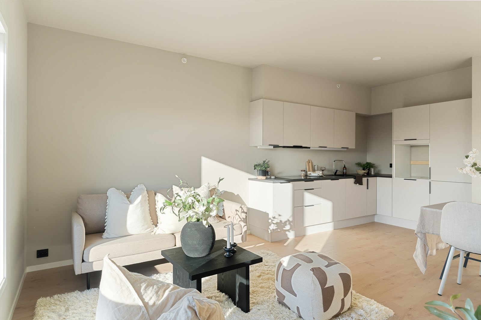 Her har man rikelig med plass til både spisebord og sofagruppe, en perfekt plass til å nyte gode stunder med familie og venner. (bilde er tatt fra H0302) Galleribilde