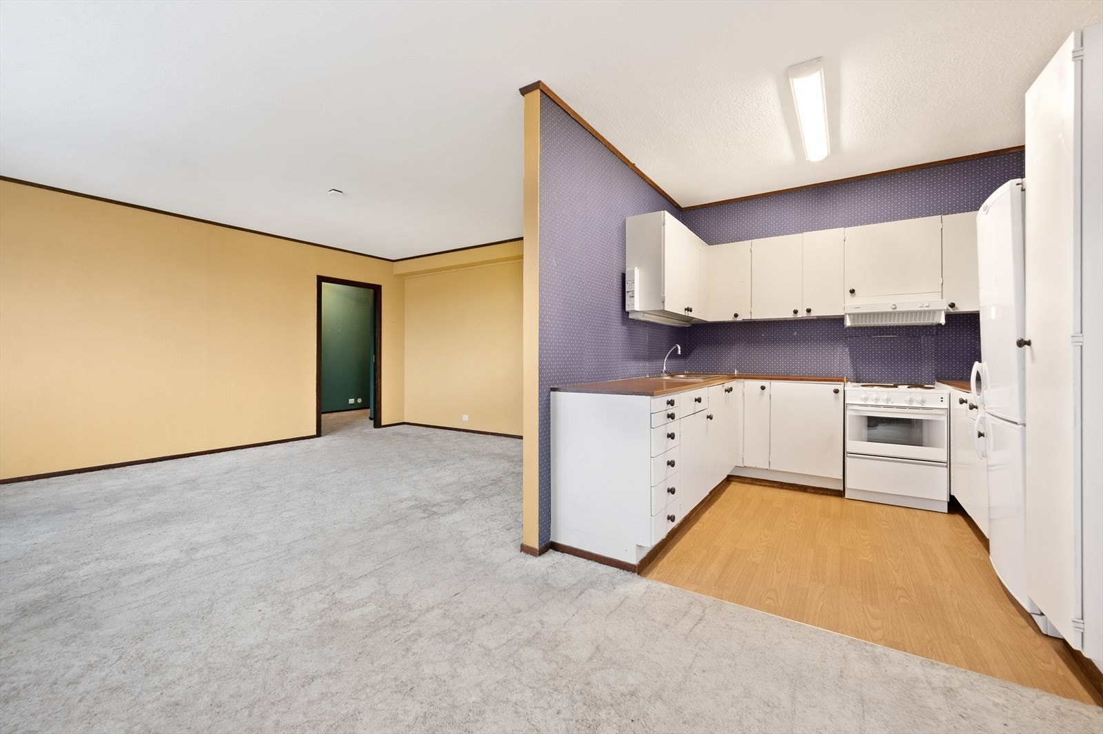 Lys og åpen planløsning, god plass til både spisebord og sofakrok Galleribilde