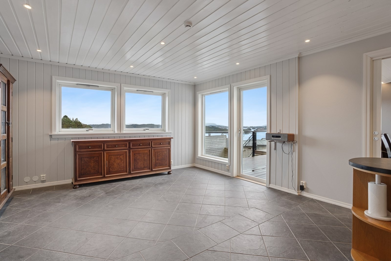 Det er god plass til spisebord og annet ønskelig møblement i tilknytning til kjøkkenet. Utgang til uteområdet. Galleribilde