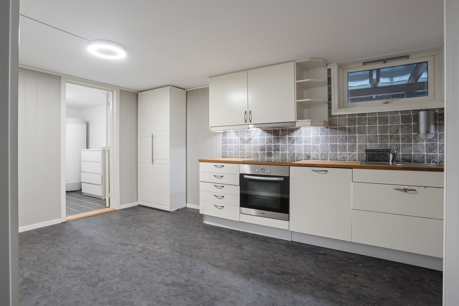 Underetasje, ikke godkjent til varig opphold, se pkt. ferdigattest i salgsoppgaven. Galleribilde