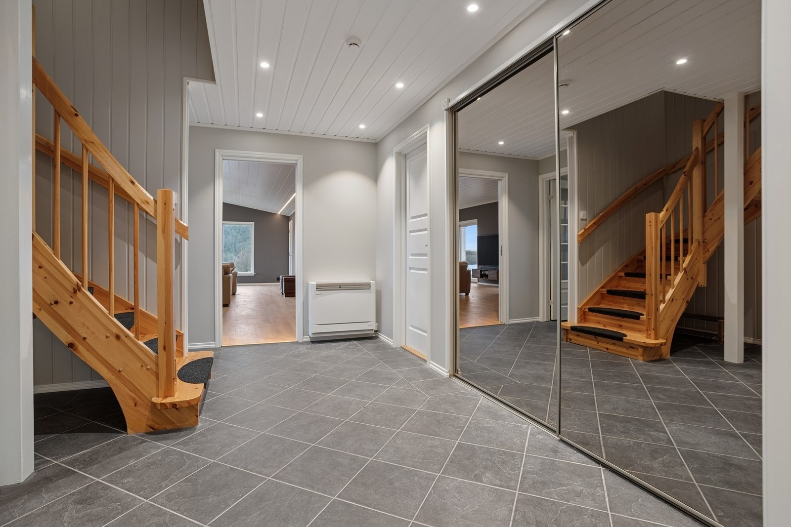 Gode oppbevaringsmuligheter i stor skyvedørsgarderobe. Galleribilde