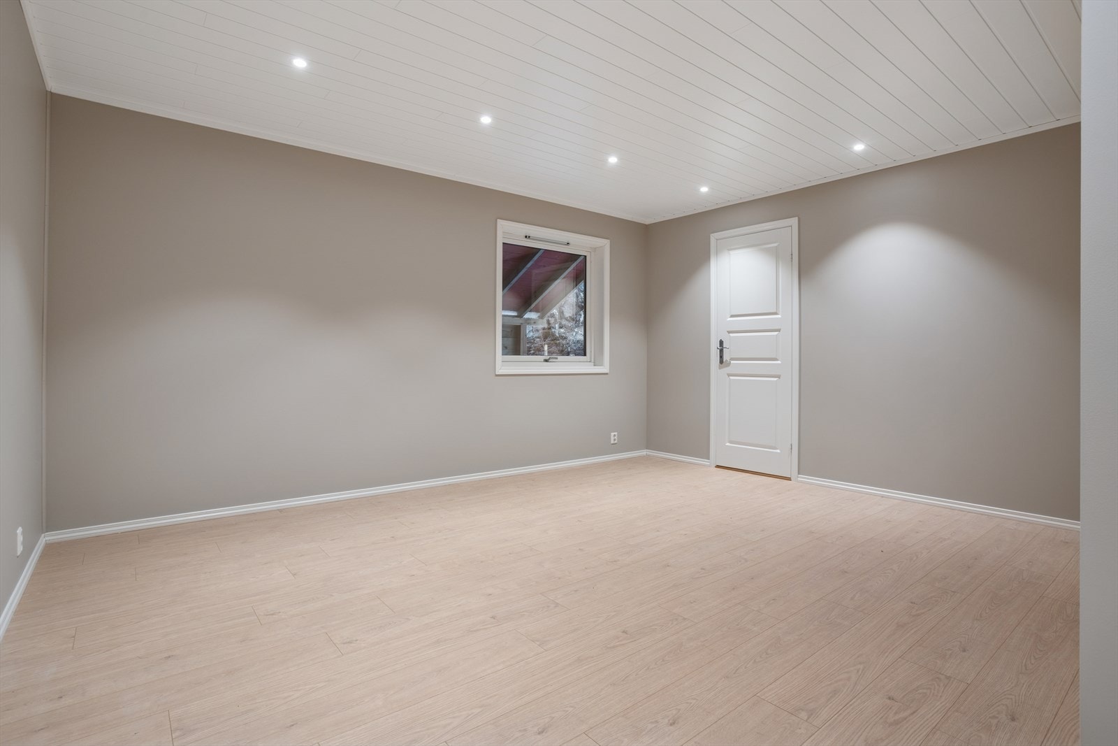 Dør videre inn til et uinnredet bad. Galleribilde