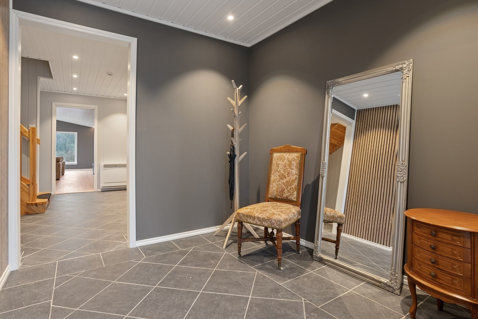 Velkommen inn! Flislagt entré med gode muligheter for oppbevaring, det er downlights i himling for en behagelig belysning. Galleribilde