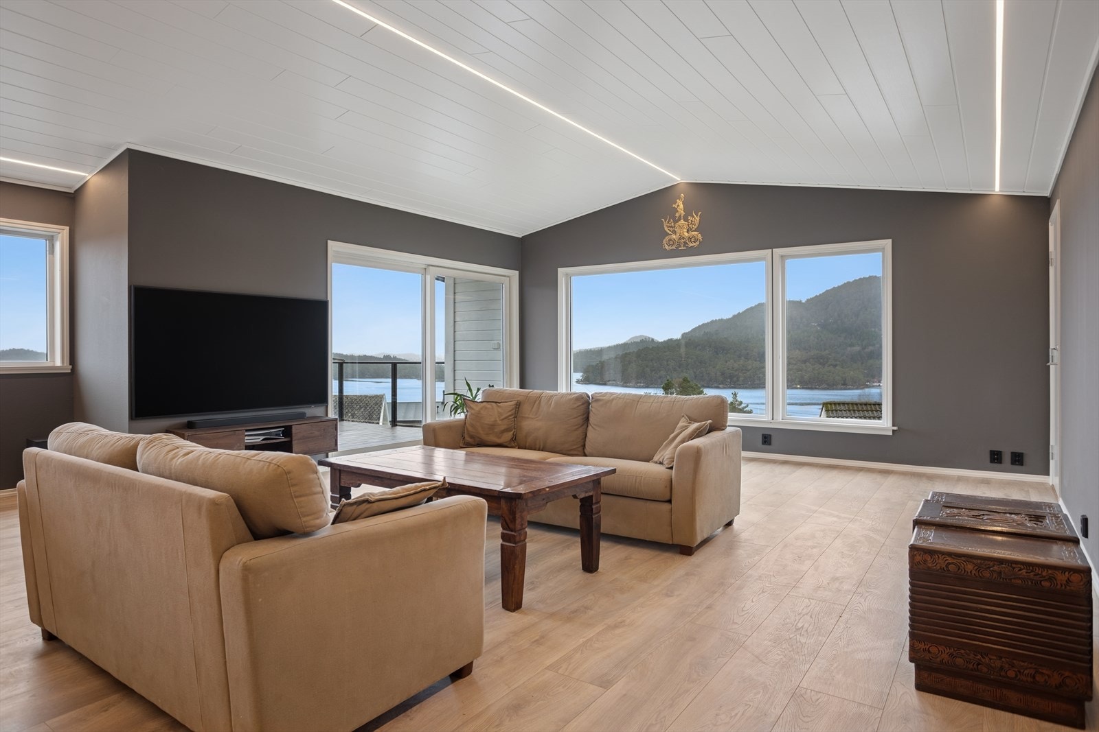 Stuen har god takhøyde og store vindusflater noe som både gir nydelig sjøutsikt og mye naturlig dagslys. Galleribilde