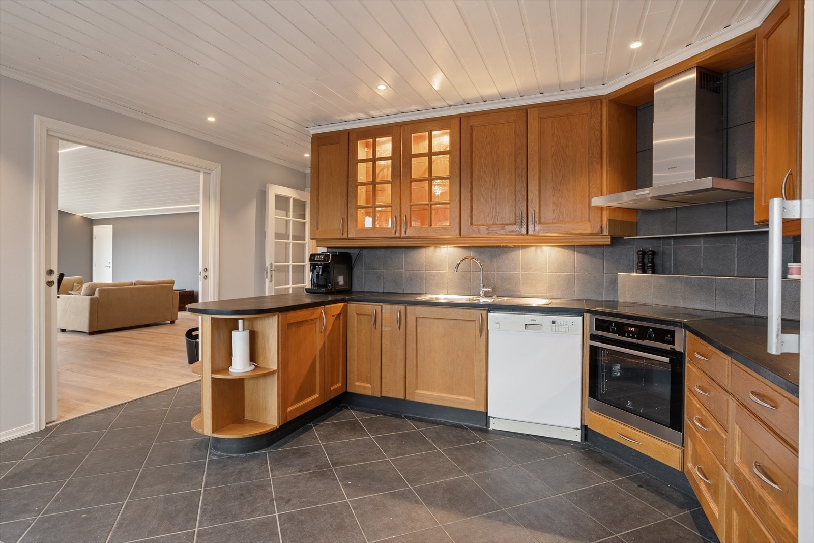 Romslig kjøkken med gode oppbevaringsmuligheter i skap og skuffer, samt mye benkeplass. Galleribilde