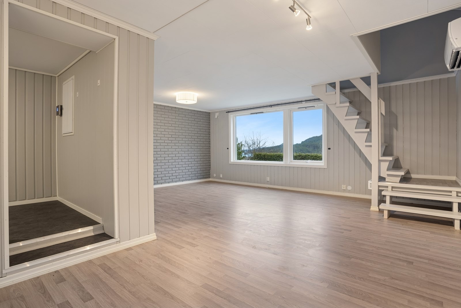 Kjellerstue med ny varmepumpe i 2025. Galleribilde