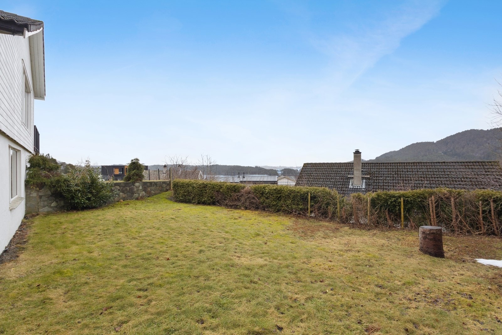 Flott hage med plen og diverse beplantning. Her er det god boltreplass for store og små. Galleribilde