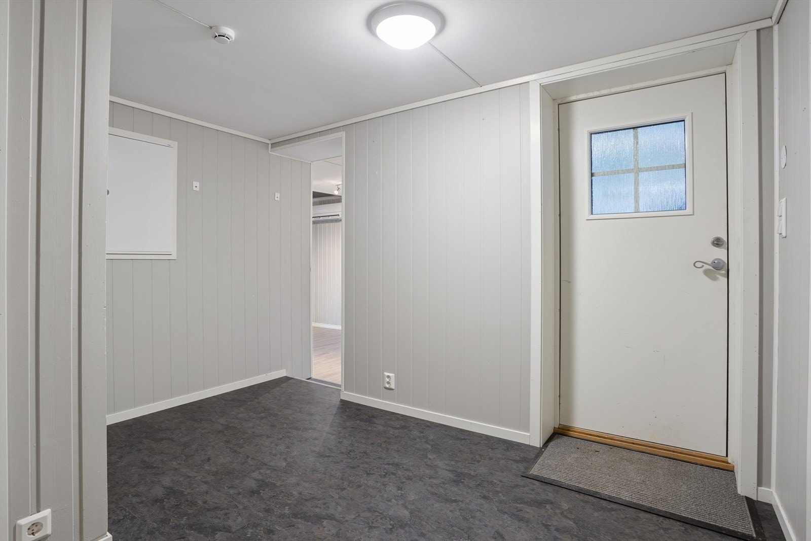 Underetasje, ikke godkjent til varig opphold, se pkt. ferdigattest i salgsoppgaven. Galleribilde