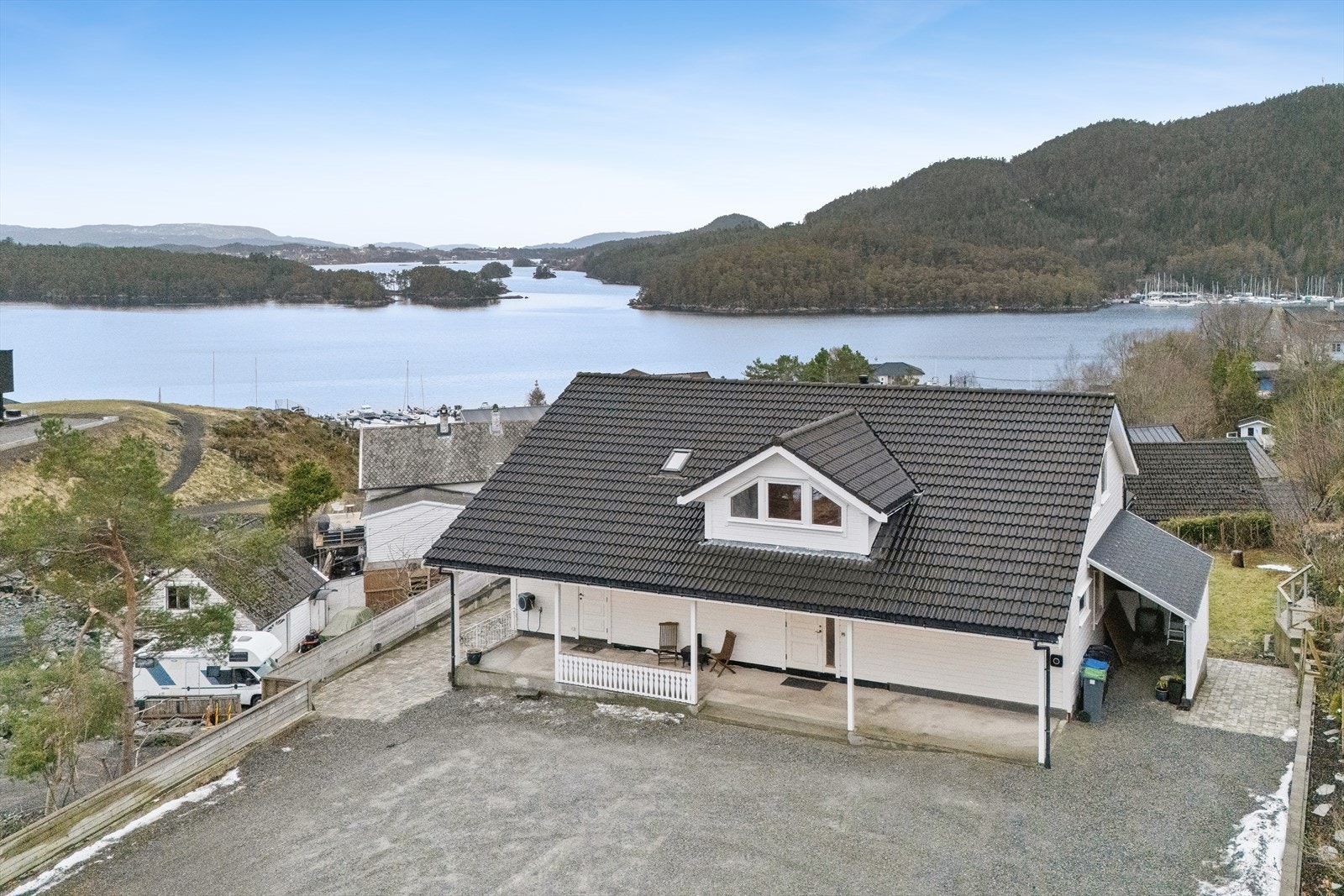 Velkommen til Nedre Askvik 45 - En innbydende familiebolig med stor tomt, gode solforhold og praktfull sjøutsikt. Galleribilde