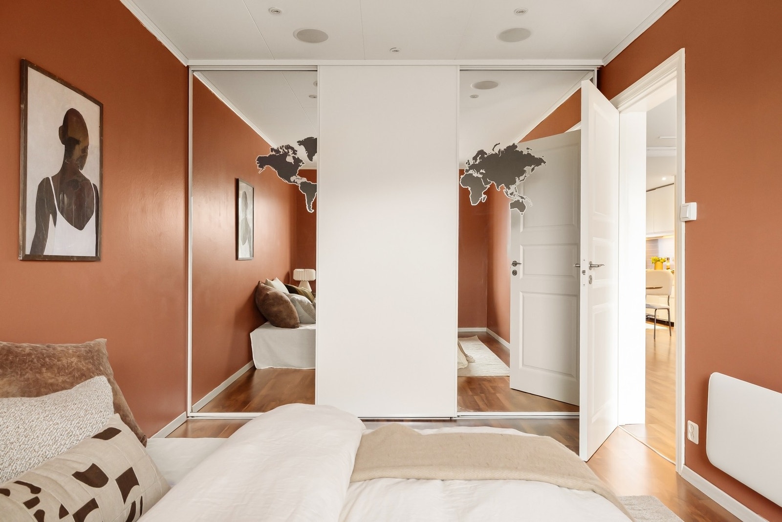 Stor og praktisk skyvedørsgarderobe gir godt med lagringsmuligheter Galleribilde