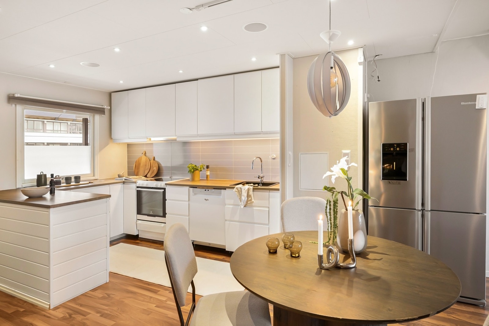 Oppvaskmaskin, komfyr, kjøl- og fryseskap medfølger handelen. Galleribilde