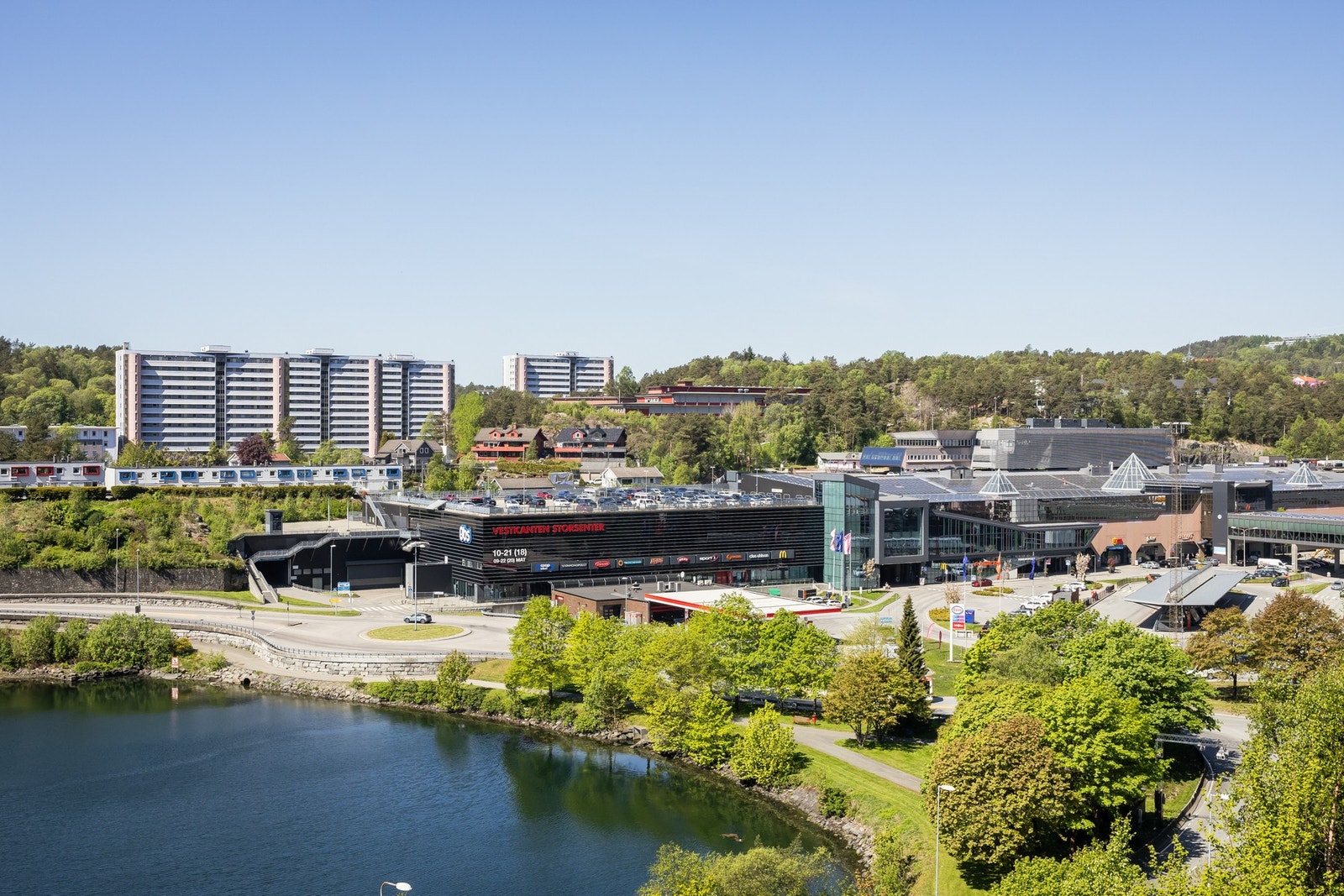 Gangavstand til Vestkanten med over 100 butikker, spisesteder, kino, bowling, bibliotek og helsesenter, i tillegg til koselige kaféer og restauranter Galleribilde