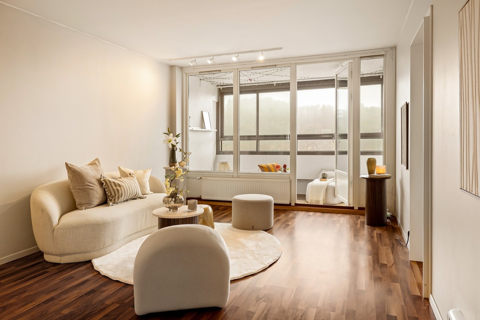 Store vindusflater gir rikelig med naturlig lys og skaper en god atmosfære i rommet Galleribilde