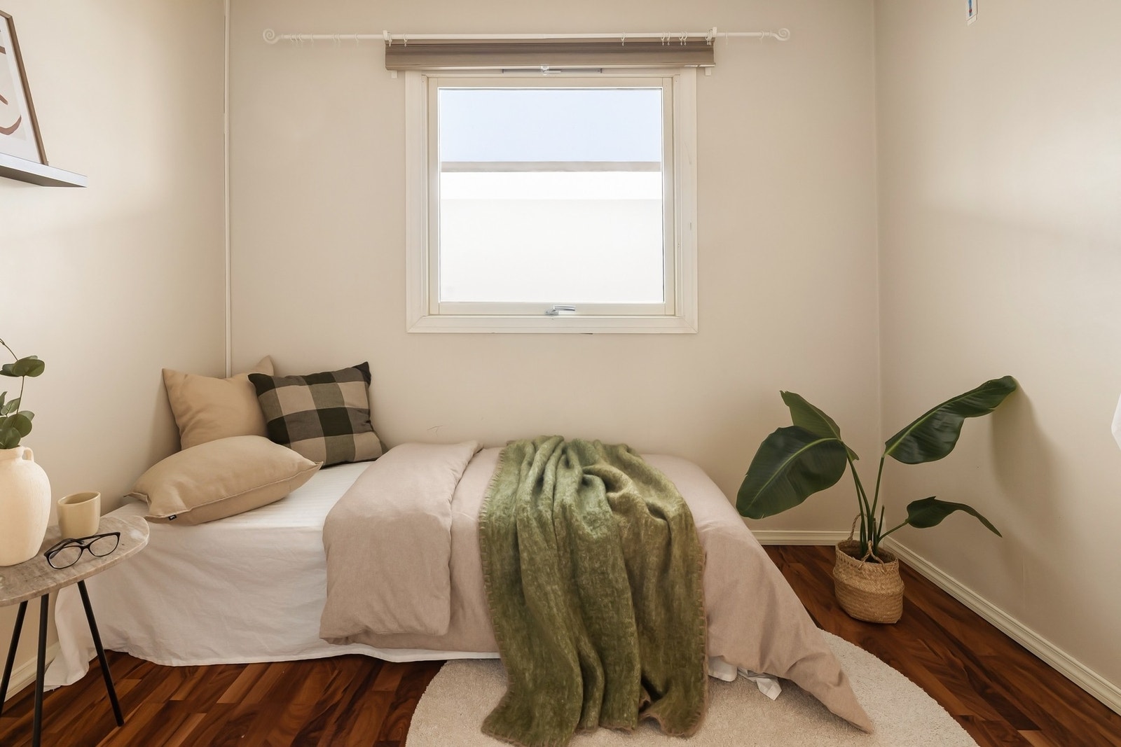 I likhet med det andre soverommet, har rommet god plass til seng, nattbord, garderobe og annet passende møblement Galleribilde