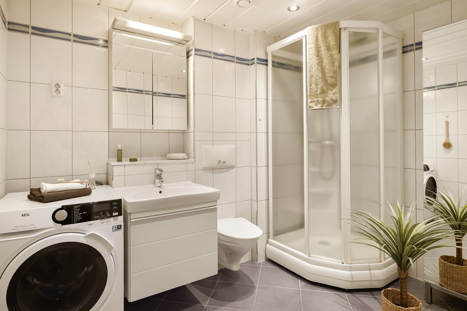 Badet har flislagt gulv og varmekabler Galleribilde