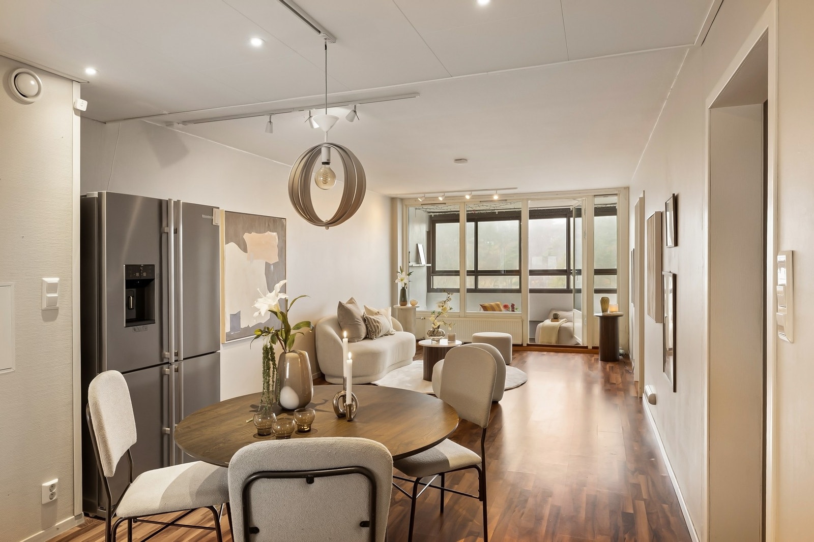 Fargevalgene er tidsriktige og det er laminat på gulv Galleribilde