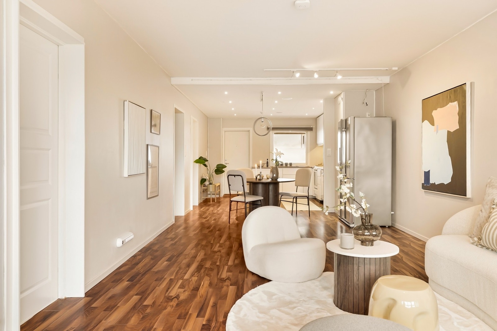 En åpen løsning mellom stue og kjøkken gir leiligheten et sosialt preg Galleribilde