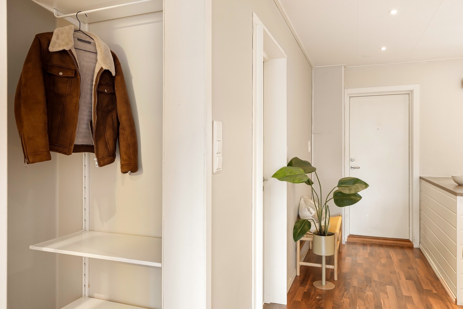 Lys og pen entré med god plass til sko og yttertøy Galleribilde