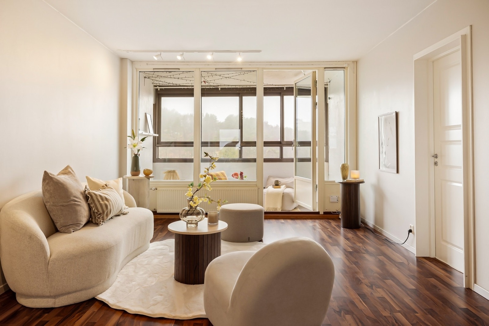 Sentralvarme og oppvarming inkludert i felleskostnadene. Radioatorovn i stue Galleribilde