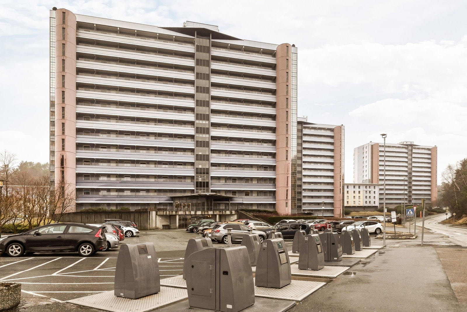 Leiligheten ligger fint til i byggets 10. etasje Galleribilde