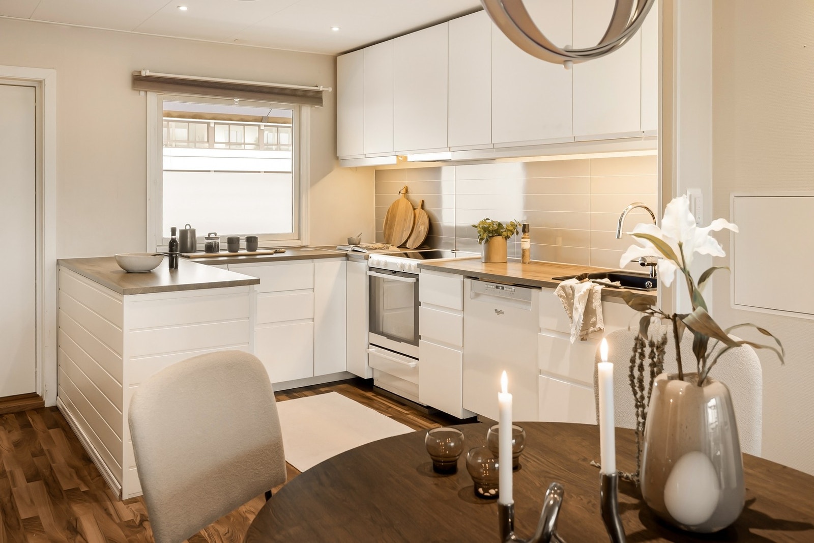 Tidløst kjøkken med hvite, slette fronter og laminert benkeplate Galleribilde