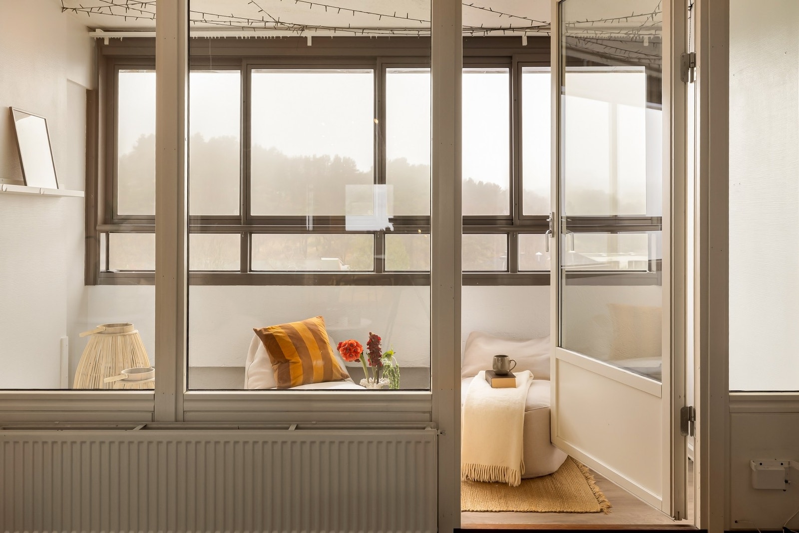 Fra stuen er det utgang til en flott innglasset balkong med gode solforhold Galleribilde