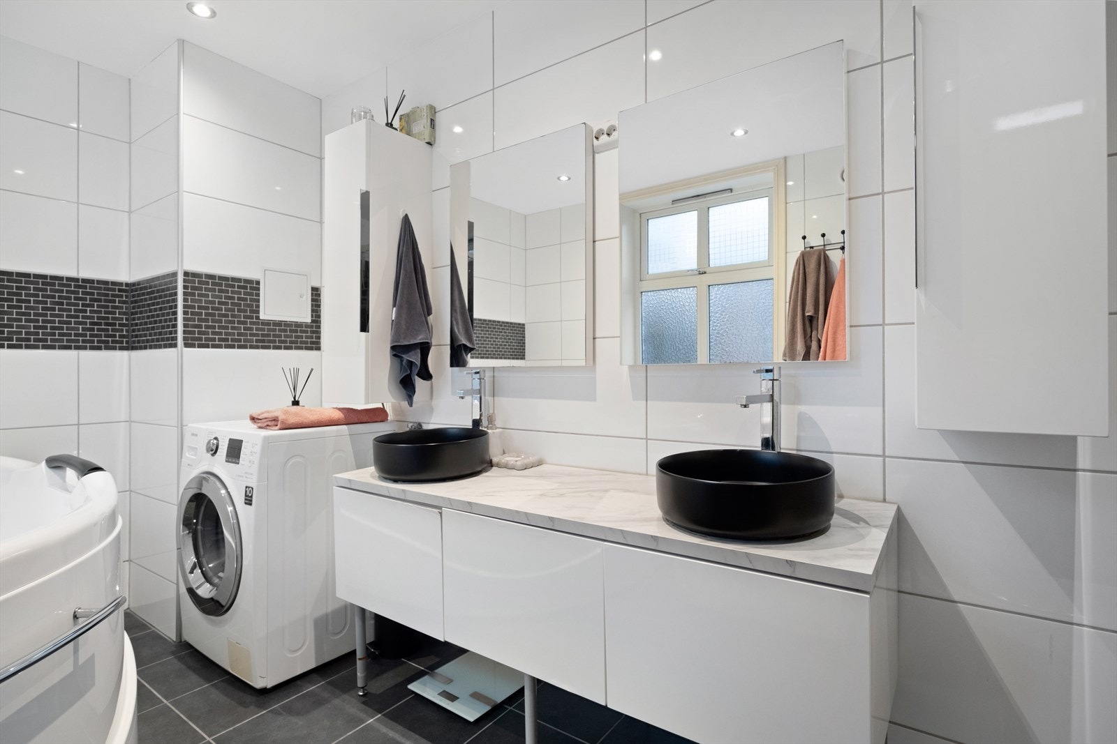 Praktisk med dobbelservant Galleribilde