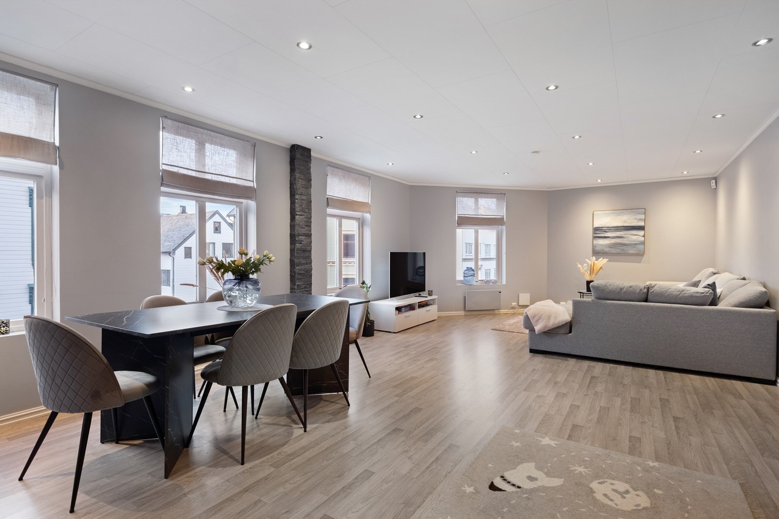 Lys og trivelig stue - downlights i himling Galleribilde