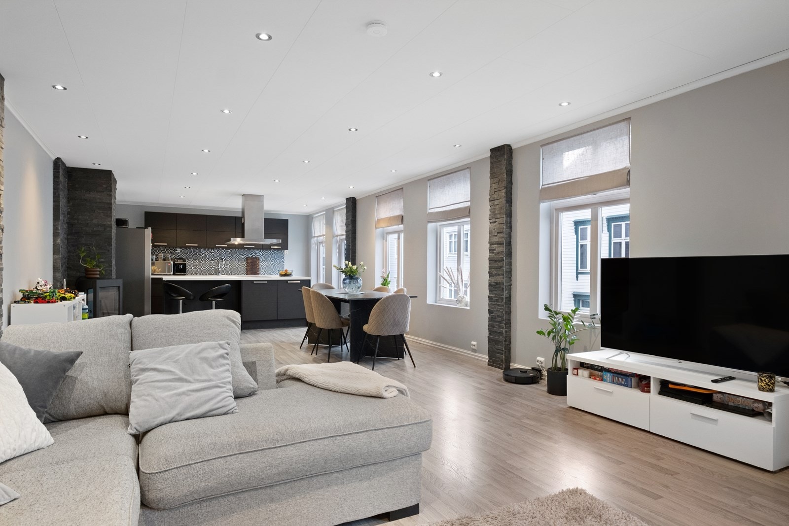 Fra stue mot kjøkkenet - romslige vinduer sikrer godt med naturlig dagslys Galleribilde