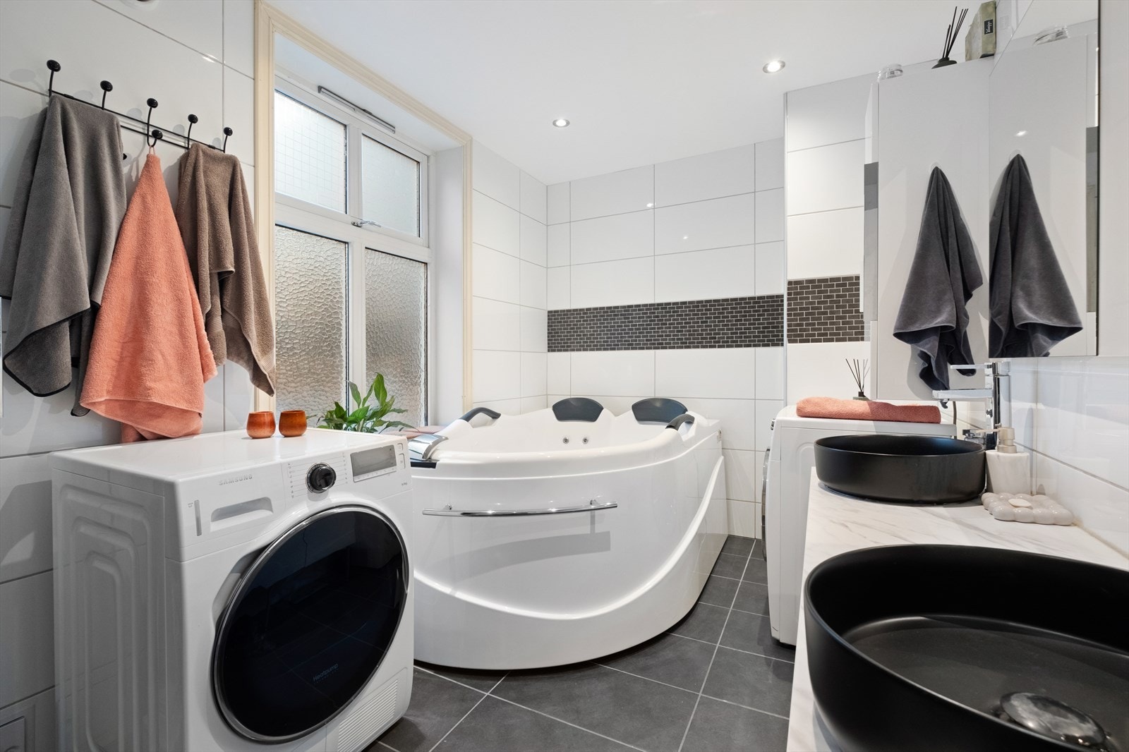 Det er opplegg for vaskemaskin på badet Galleribilde