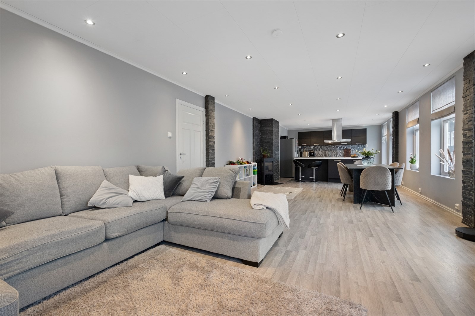 Stor og romslig stue med åpen løsning mot kjøkkenet Galleribilde