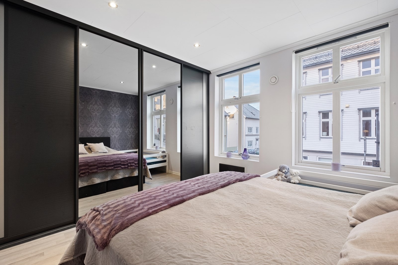 Soverommet har godt med skapplass i form av skyvedørsgarderobe Galleribilde