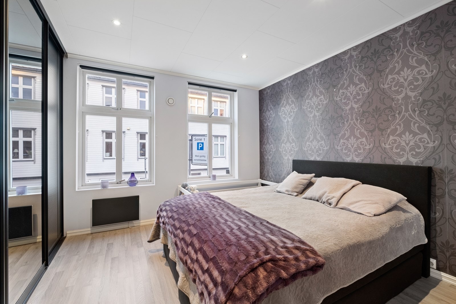 Leiligheten har to soverom - her fra hovedsoverom Galleribilde