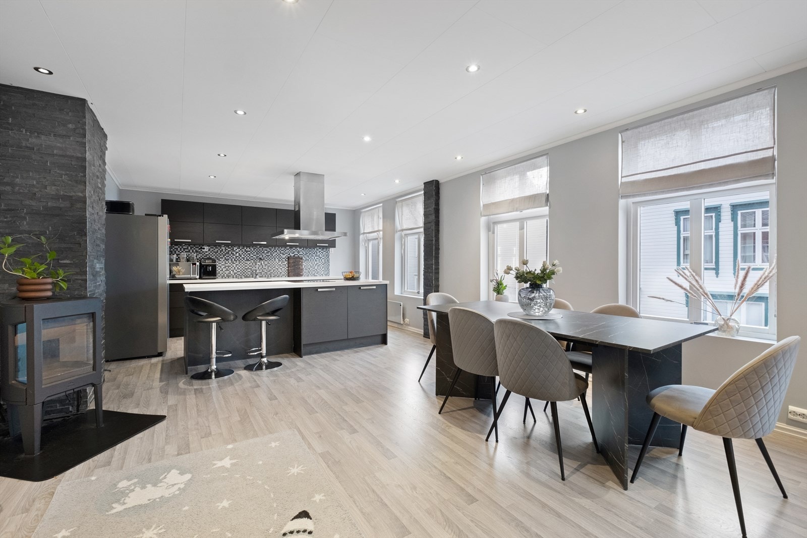 God plass til spisemøblement på stue Galleribilde