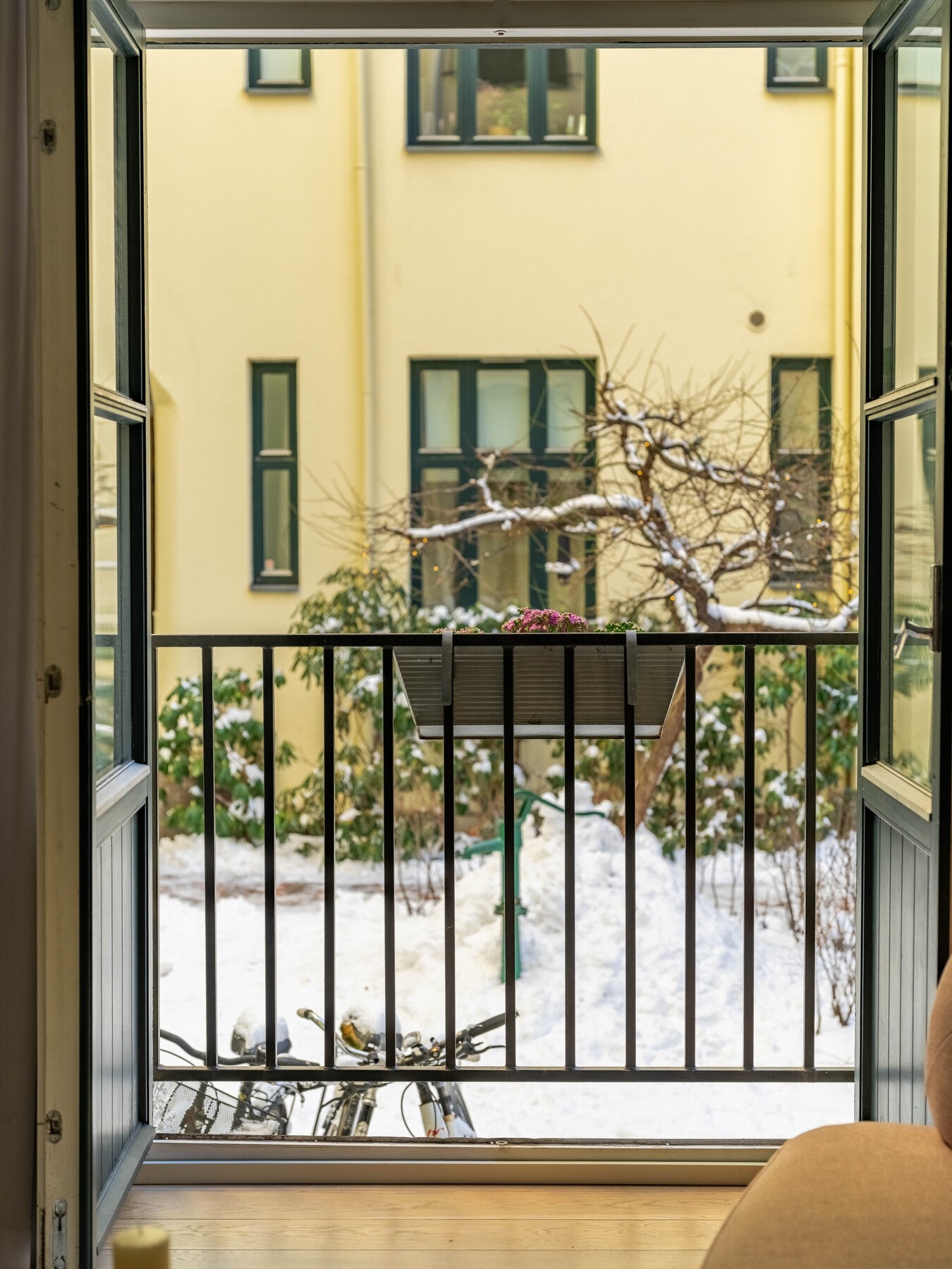 Hjemmet er på hele 110 kvadratmeter, har en gjennomgående planløsning, ble betydelig pusset opp i 2017 og er helt perfekt for familier som elsker Oslo! Galleribilde