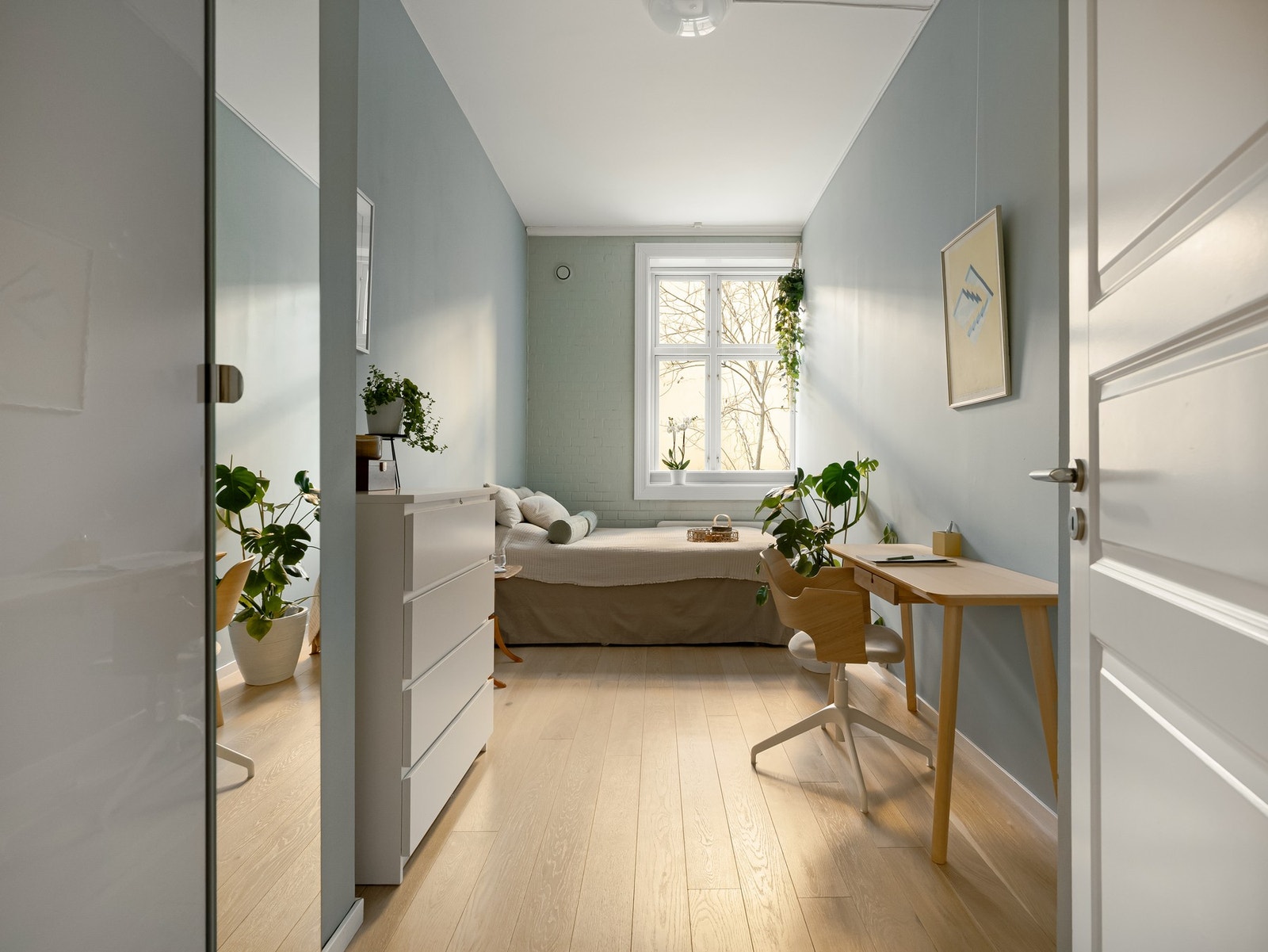 Denne gangen startet vi med å se på soverommene til de små, da rommene har inngang fra stuen. Dette rommet blir i dag brukt som gjesterom og kontor. Galleribilde