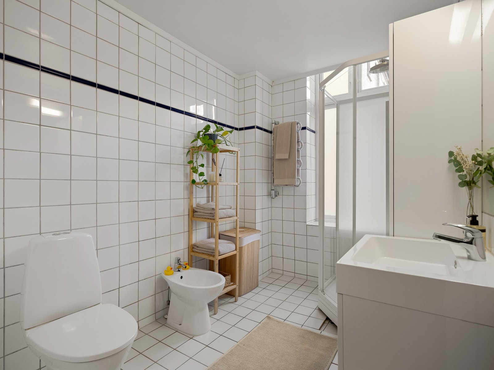 Baderommet trenger litt kjærlighet da det er oversteget 30 år, men det er fortsatt funksjonelt og dagens eier har levd godt slik det står. Galleribilde