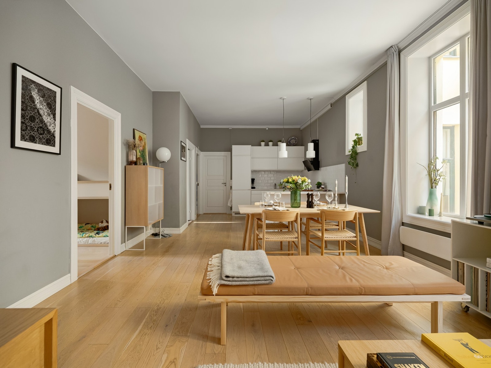 Dette er et helt fantastisk hjem med store og luftige rom, store vinduer og 3,1 meter takhøyde. Galleribilde