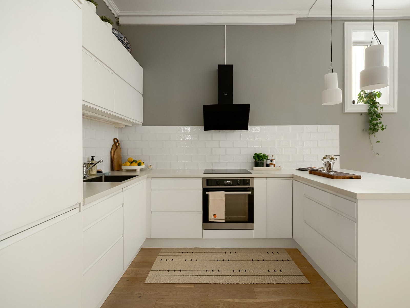 Kjøkkenet er stort og lyst med masse skap- og benkeplass. Galleribilde