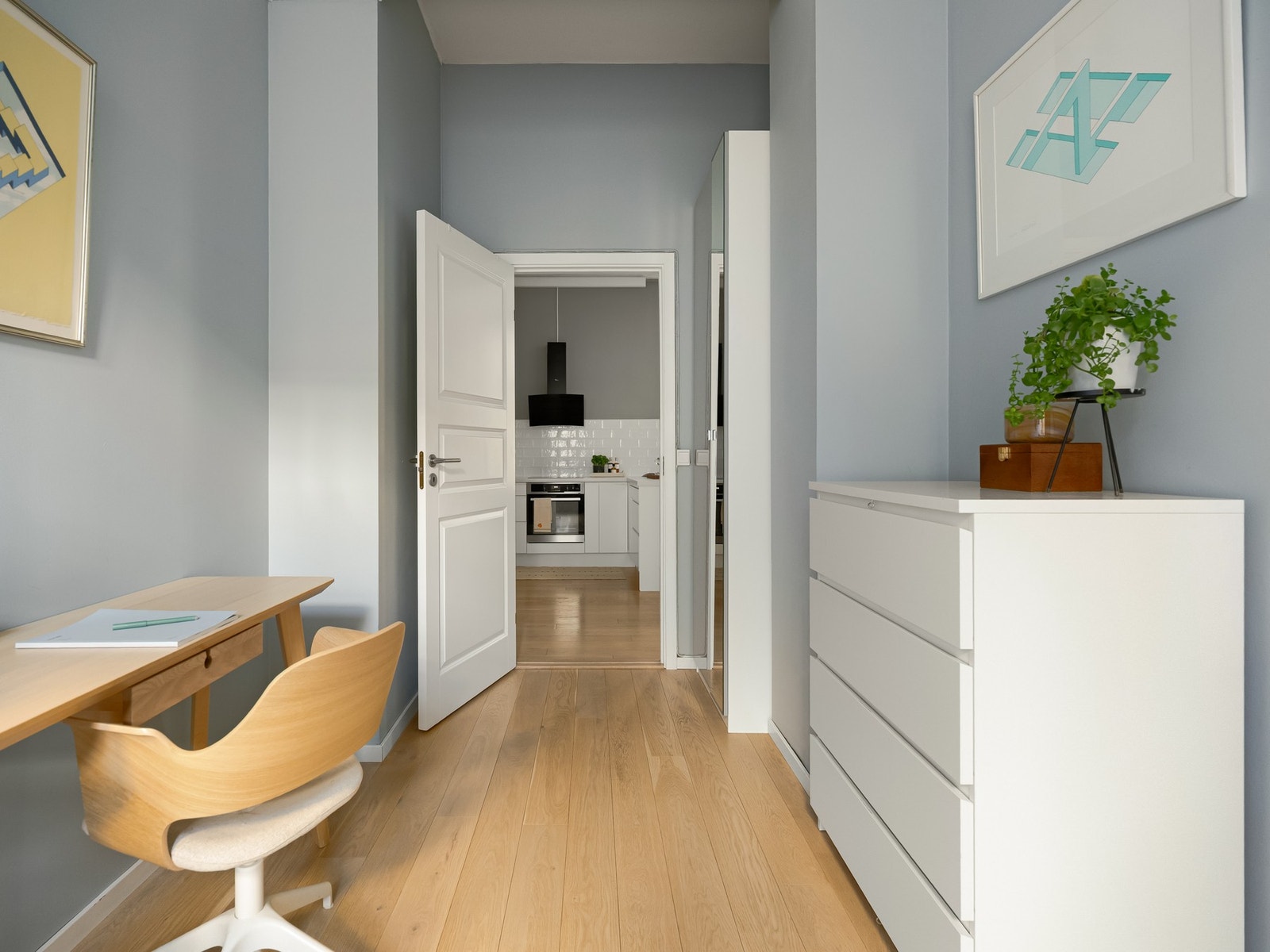 I dag er det både garderobeskap og kommode her. Galleribilde