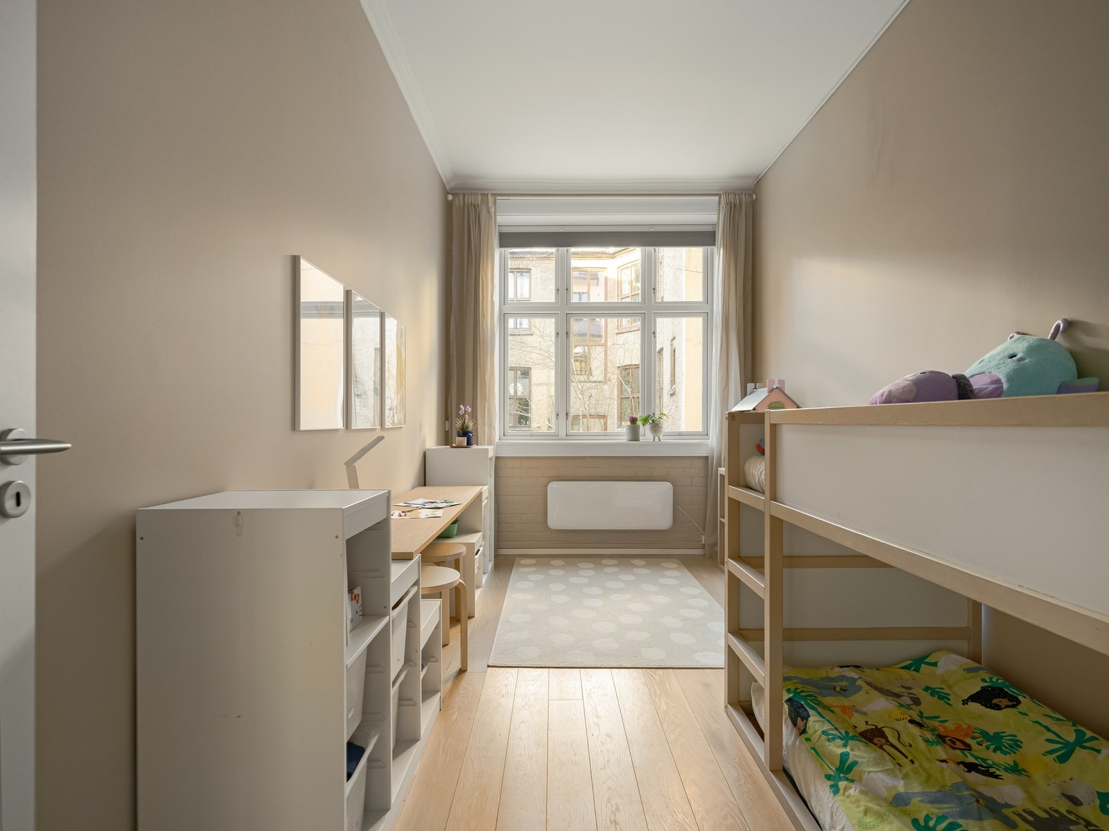 De store vinduene og lysinnslippet er intet unntak her heller. Styret har godkjent oppføring av balkong mot Langes gate, noe flere av beboerne har etablert. Galleribilde