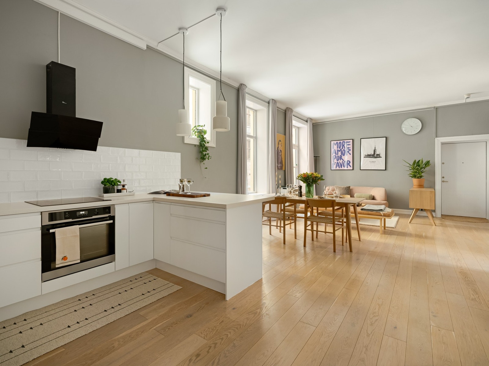 Selger sier det best selv: Den åpne kjøkkenløsningen skaper en naturlig samlingsplass og fungerer utmerket både i hverdagen og når man har gjester. Galleribilde