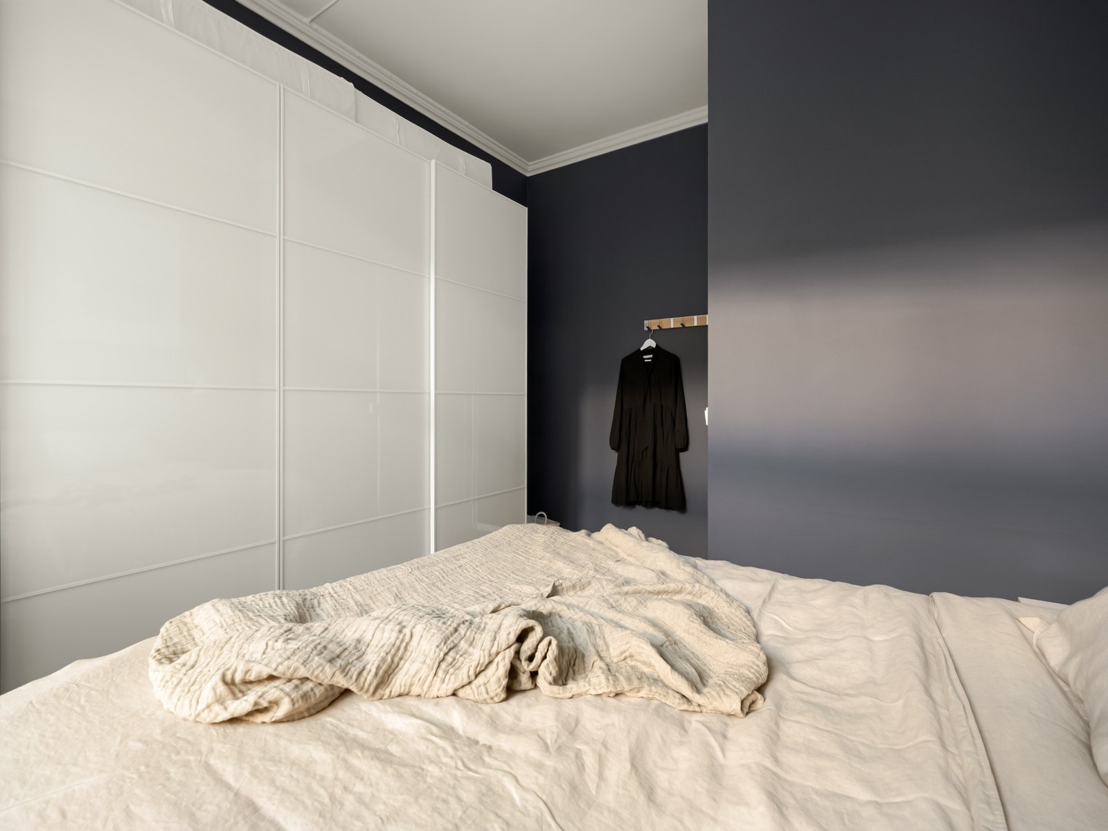 Plassen bak garderobeskapet passer fint til sminkebord eller et stort speil. Galleribilde