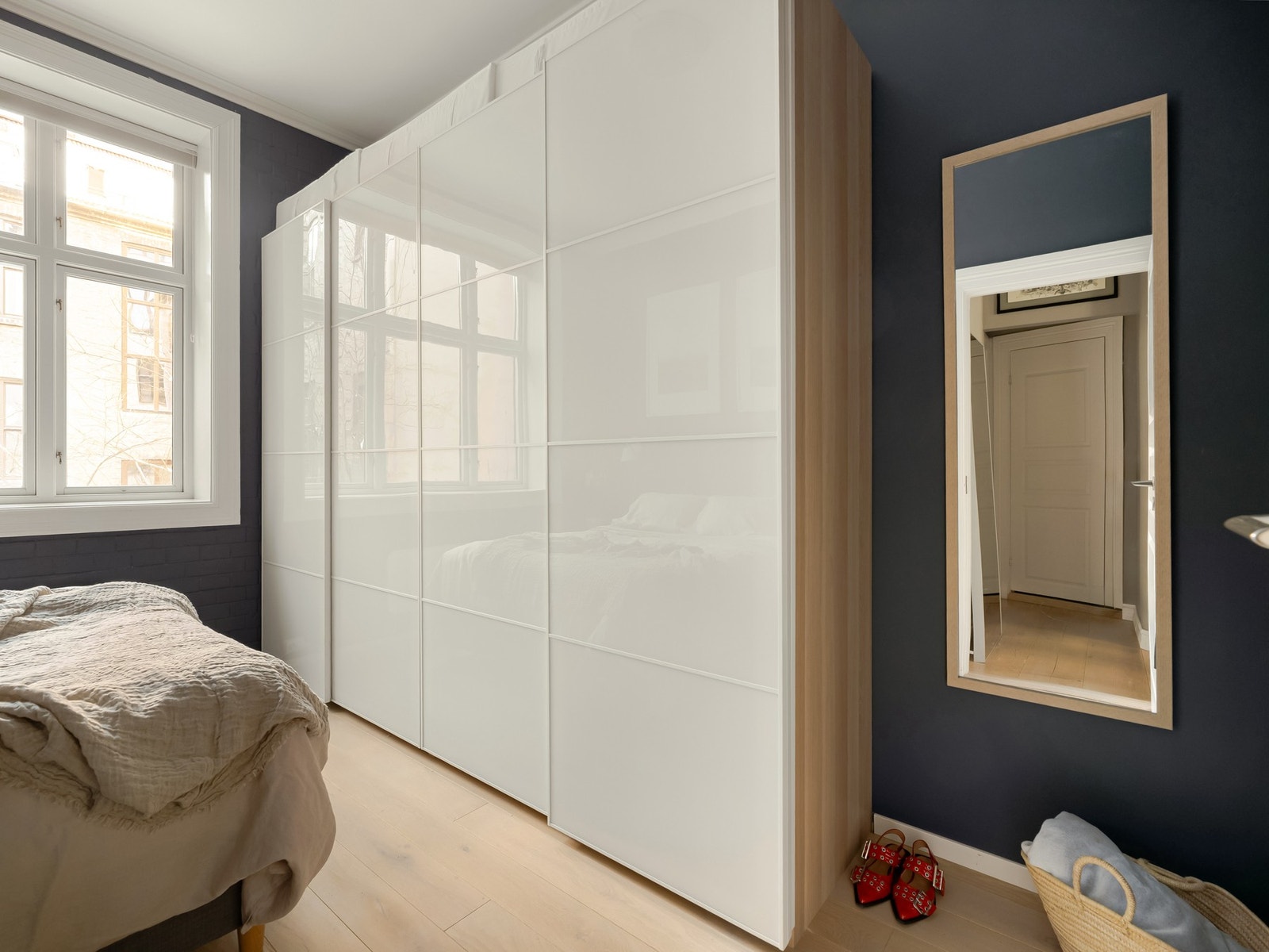 Vi går inn til hovedsoverommet først. Galleribilde