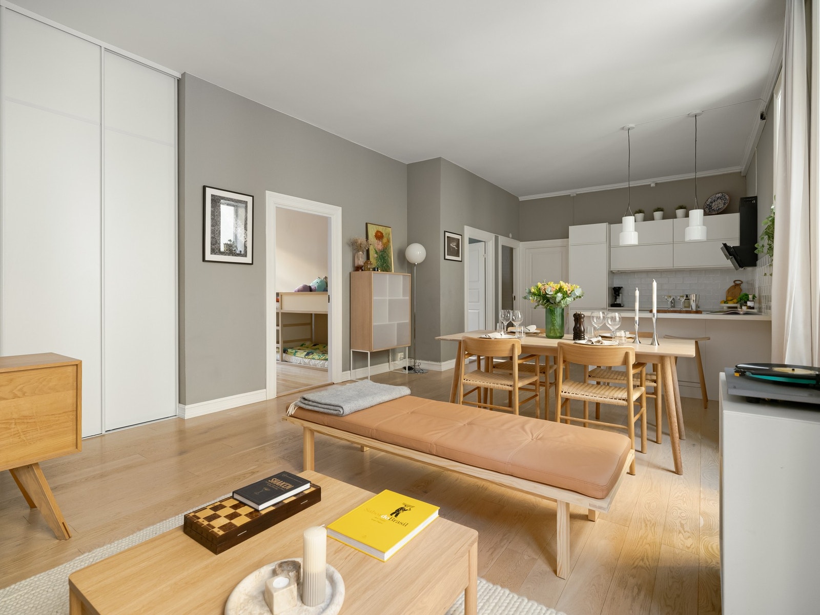 Hjemmet har et helt magisk volum, med 3,1 meter takhøyde og et nydelig lys. Lyset vil vi nok kommentere ved flere anledninger gjennom annonsen - gode ting er verdt å repetere. Galleribilde