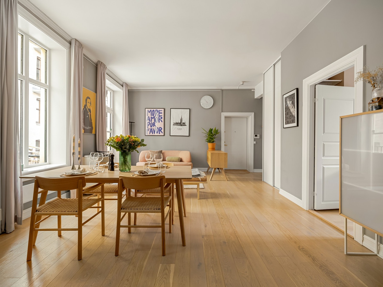 Dette er en leilighet på første plan (høy 1. etasje) har den takket være generøse vinduer et naturlig og behagelig lysinnslipp. Galleribilde