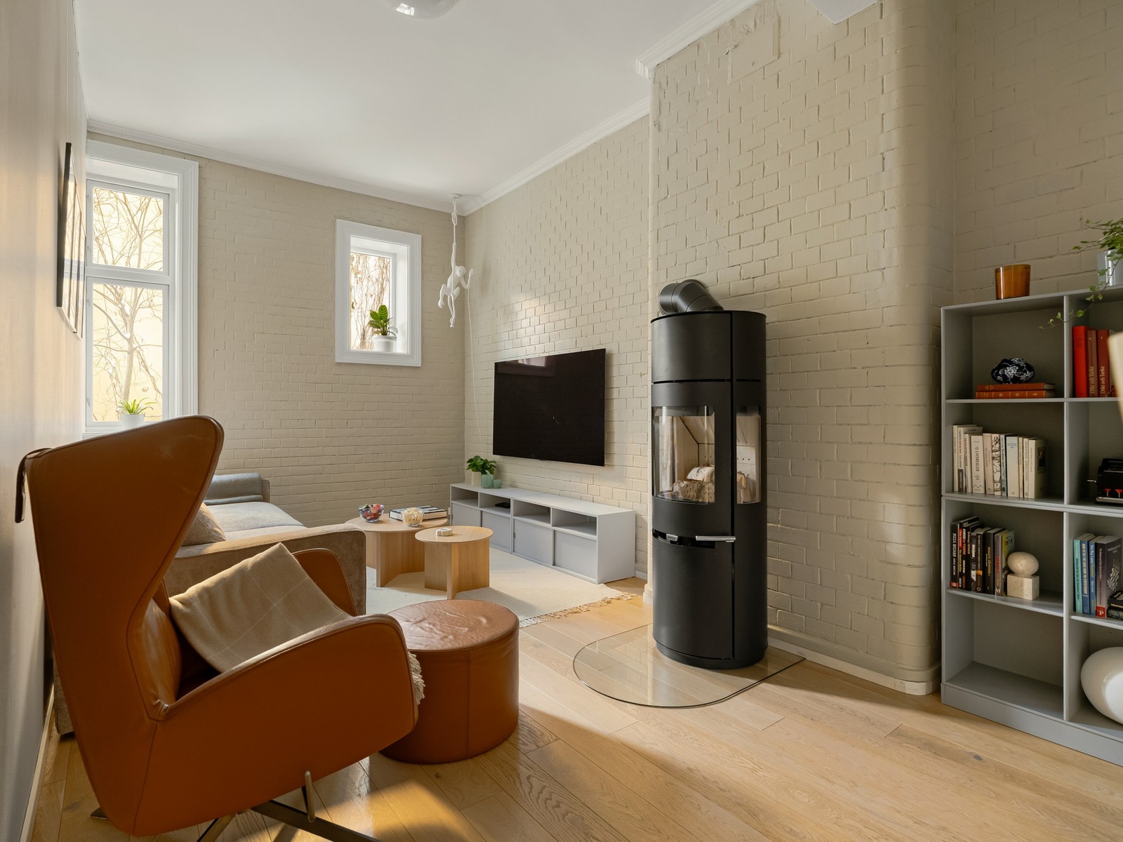 Planløsningen er fleksibel, og rommene kan enkelt tilpasses ulike behov over tid - enten som soverom, hjemmekontor, lekerom eller gjesterom. Dette er en bolig som kan utvikle seg i takt med familiens behov. Galleribilde