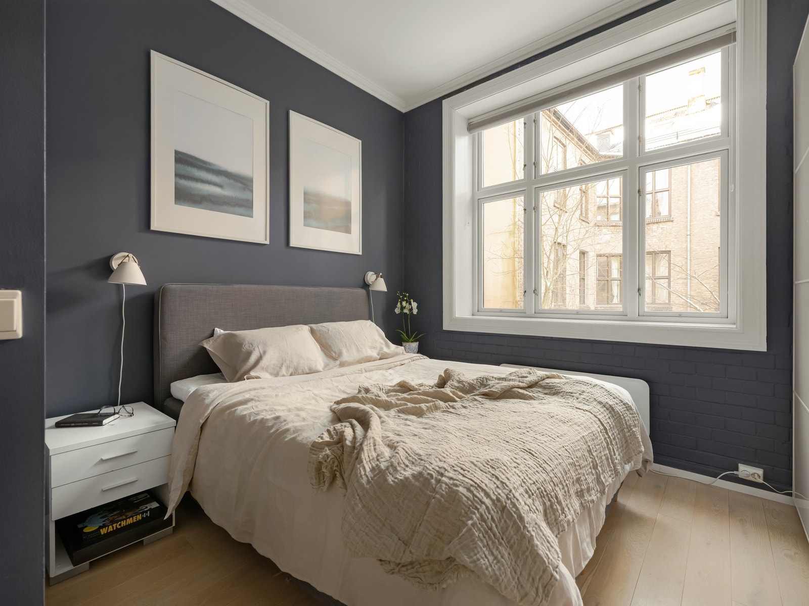 Rommet er malt opp i en behagelig og mørk fargepalett. Her er det plass til stor dobbeltseng med tilhørende nattbord og stor garderobeløsninger. Galleribilde