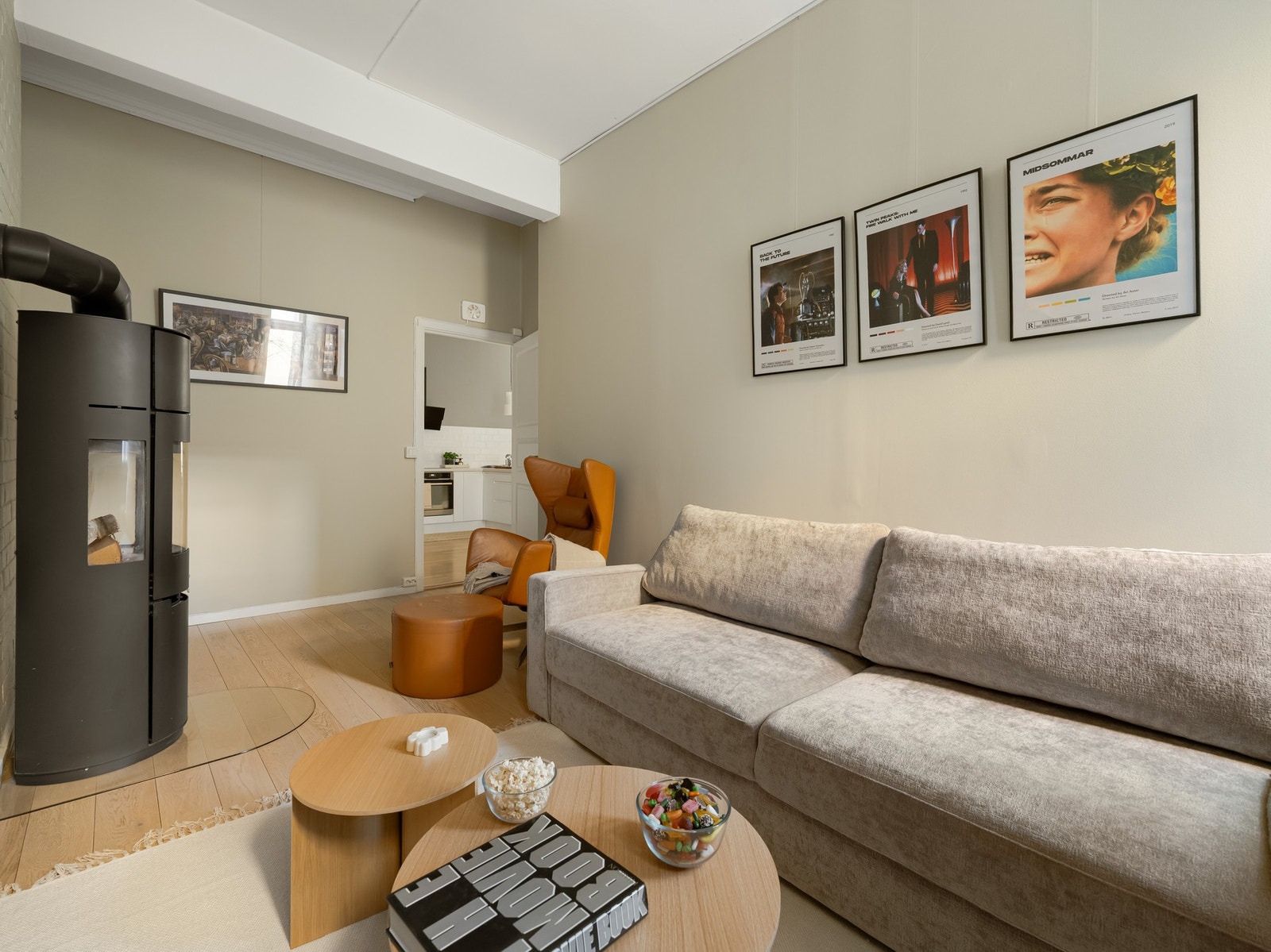 Leiligheten har hele to stuer og som du sikkert skjønner så står vi nå i tv-stuen. Naturligvis kan dette også brukes som et soverom, men i dag er det innredet til et magisk rom for de små (eller de som er unge til sinns). Galleribilde